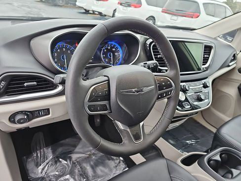Used 2024 Chrysler Pacifica Touring-L FWD image 17