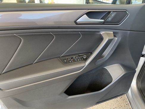 Used 2023 Volkswagen Tiguan SE w/ Panoramic Sunroof Package FWD image 12