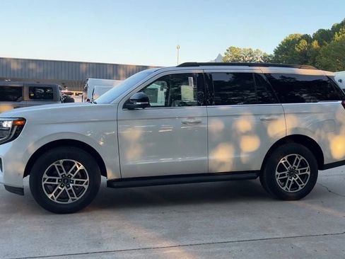 New 2025 Ford Expedition Active image 3