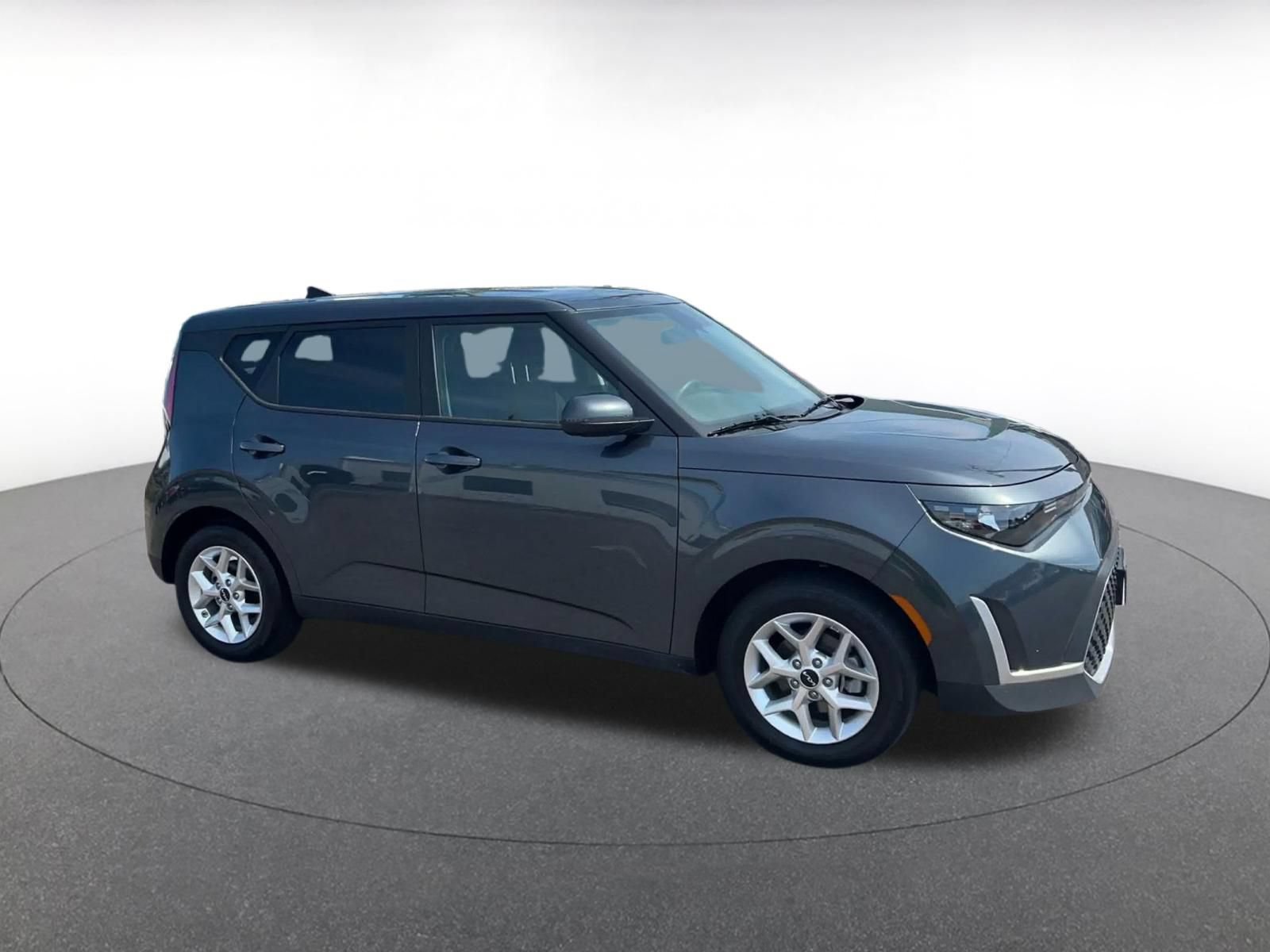 Used 2025 Kia Soul LX w/ LX Technology Package FWD image 2