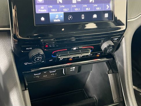 Used 2023 Jeep Grand Cherokee Laredo image 15