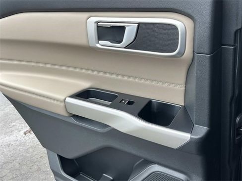 Used 2023 Ford Explorer XLT image 19