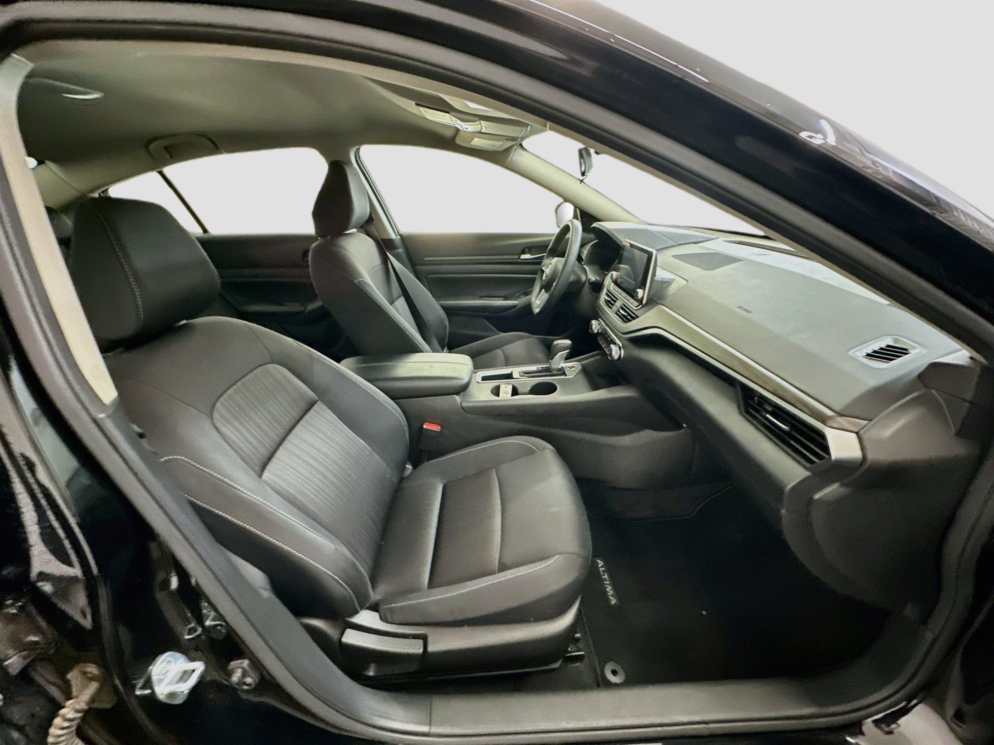 Used 2025 Nissan Altima 2.5 SV FWD image 31