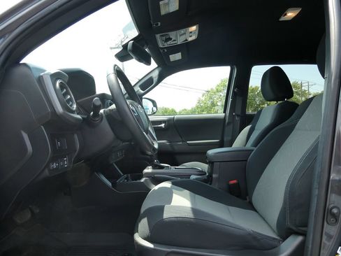 Used 2022 Toyota Tacoma TRD Off-Road AWD/4WD image 21