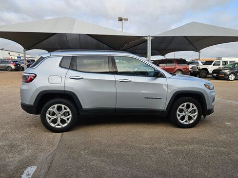 Used 2024 Jeep Compass Latitude AWD/4WD image 4