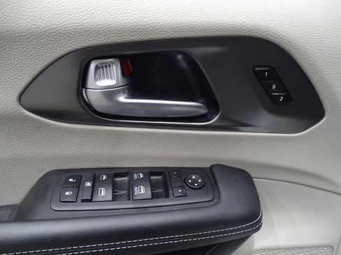 Used 2024 Chrysler Pacifica Touring-L image 13