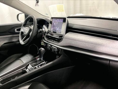 Used 2022 Jeep Compass Latitude w/ Mopar Graphics Package image 14