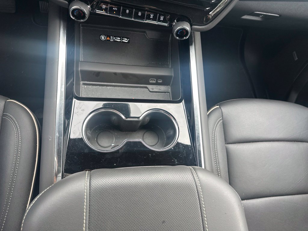 Used 2025 Chevrolet Suburban Premier AWD/4WD image 22