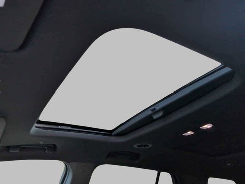 Used 2022 Chevrolet Traverse Premier image 26