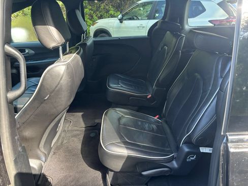 Used 2025 Chrysler Pacifica Limited FWD image 28