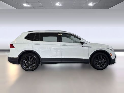 Used 2024 Volkswagen Tiguan SE w/ Panoramic Sunroof Package image 8