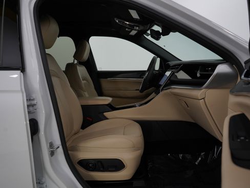 Used 2023 Jeep Grand Cherokee Limited w/ Luxury Tech Group II image 11