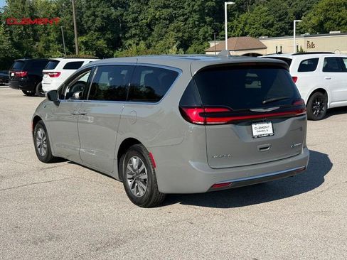 Used 2022 Chrysler Pacifica Touring-L FWD image 3