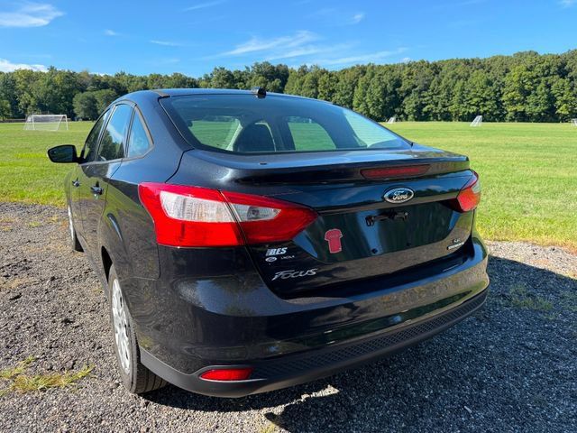 Used 2012 Ford Focus SE w/ SE Winter Pkg FWD image 3