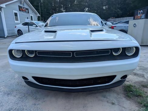 Used 2019 Dodge Challenger SXT RWD image 2