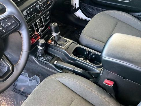 Used 2024 Jeep Wrangler Unlimited AWD/4WD image 17