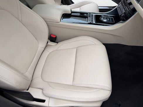 Used 2018 Jaguar XF Premium image 24