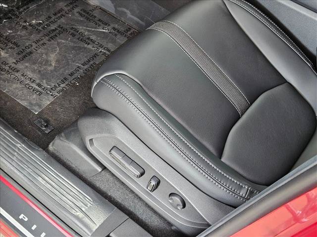 Used 2025 Honda Pilot Touring image 4