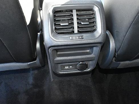 Used 2023 Volkswagen Tiguan SE w/ Panoramic Sunroof Package image 15