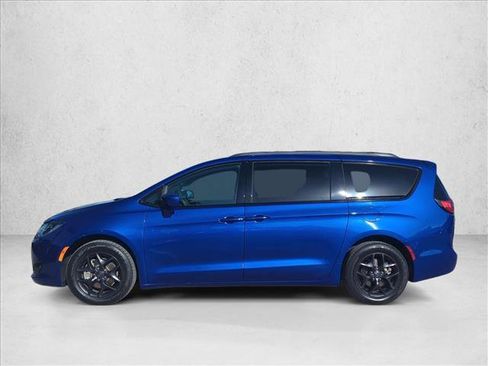 Used 2018 Chrysler Pacifica Touring-L FWD image 6