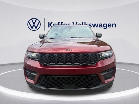 Used 2023 Jeep Grand Cherokee Altitude AWD/4WD image 8