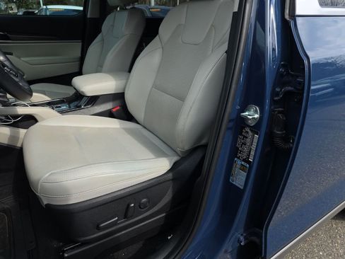 Used 2024 Kia Telluride S w/ S Sunroof Package image 9