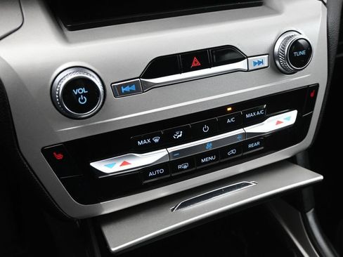 Certified 2023 Ford Explorer XLT RWD image 16