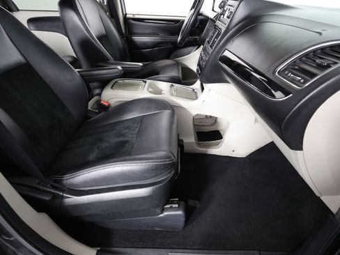 Used 2017 Dodge Grand Caravan SXT FWD image 25