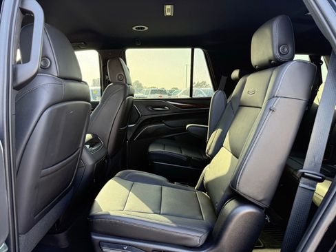 Used 2022 Cadillac Escalade Luxury AWD/4WD image 6