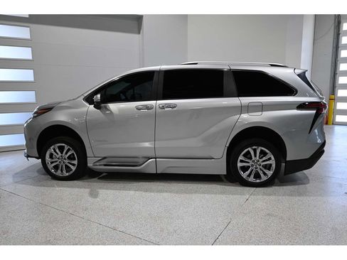 Used 2024 Toyota Sienna Platinum FWD image 9