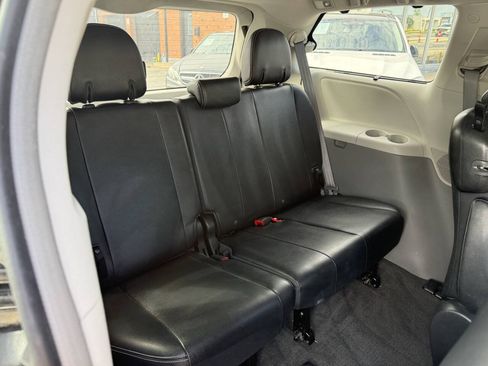 Used 2013 Toyota Sienna SE FWD image 12