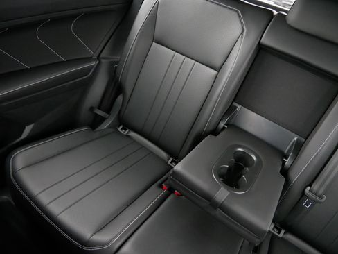 Certified 2024 Volkswagen Tiguan SE R-Line image 12