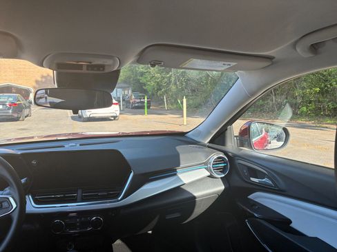 Used 2025 Chevrolet Trax LT w/ LT Convenience Package image 34