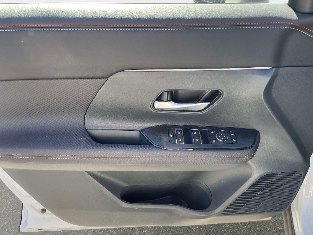 Used 2025 Nissan Kicks SR AWD/4WD image 17