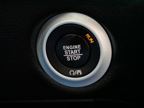 Used 2025 Chrysler Pacifica Select w/ Uconnect Theater Family Group image 30