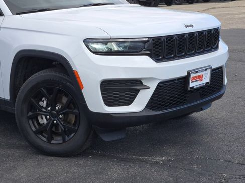 Used 2024 Jeep Grand Cherokee Altitude RWD image 2