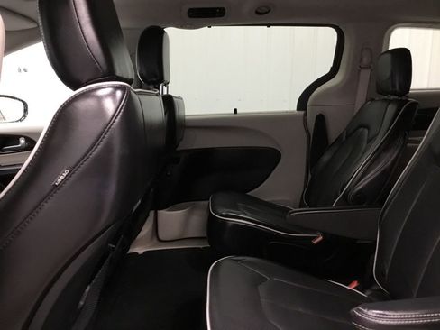 Used 2023 Chrysler Pacifica Limited image 12