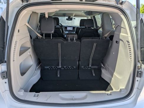 Used 2023 Chrysler Pacifica Touring-L FWD image 17