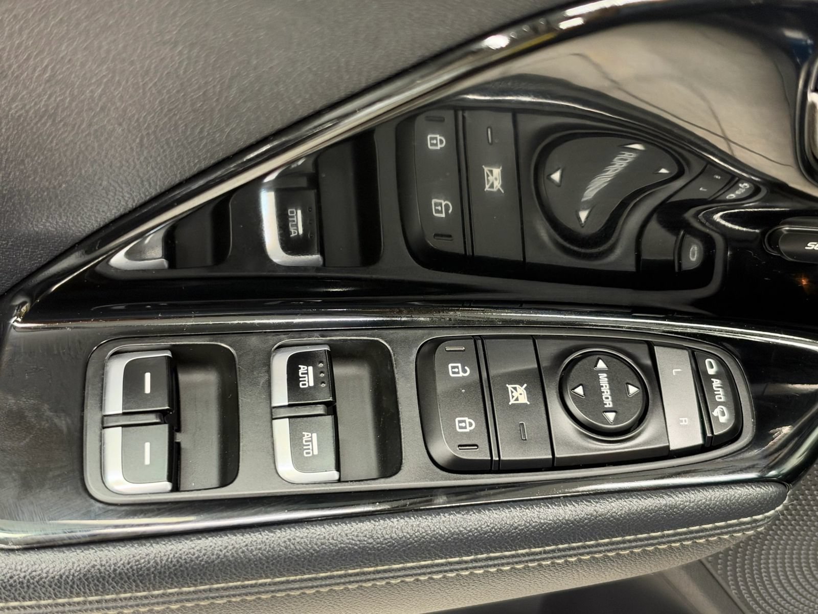 Used 2017 Kia Niro Touring FWD image 22