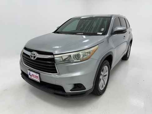 Used 2015 Toyota Highlander LE image 4