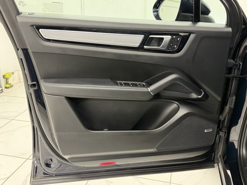 Certified 2023 Porsche Cayenne Platinum Edition image 27
