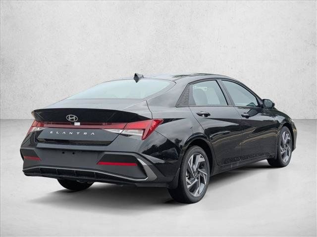 Used 2025 Hyundai Elantra Sport FWD image 2