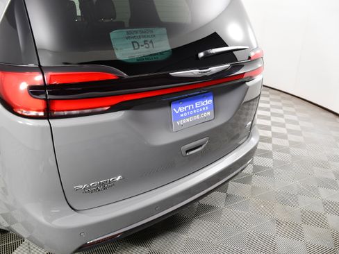 Used 2025 Chrysler Pacifica Select AWD/4WD image 15