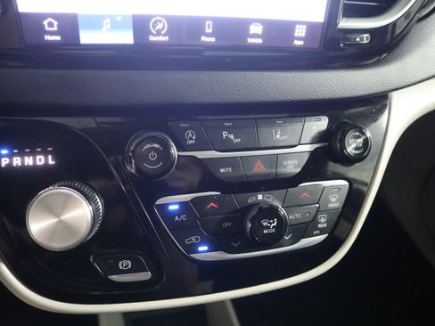 Used 2024 Chrysler Pacifica Touring-L image 32