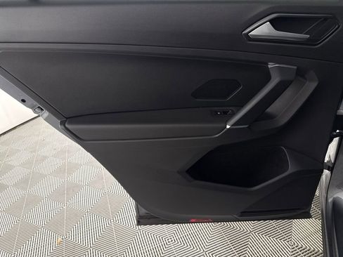 Used 2018 Volkswagen Tiguan SE w/ Panoramic Sunroof Package image 11