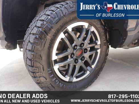 Used 2025 Toyota Tacoma TRD Sport AWD/4WD image 12