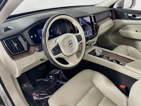 Used 2022 Volvo XC60 B5 Momentum w/ Protection Package Premier FWD image 9
