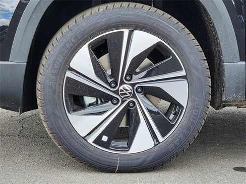 New 2025 Volkswagen Taos SE image 9