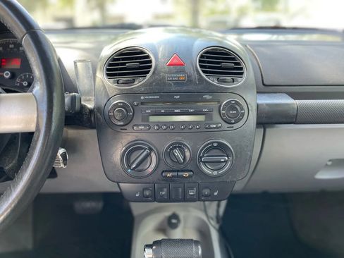 Used 2008 Volkswagen Beetle S image 12