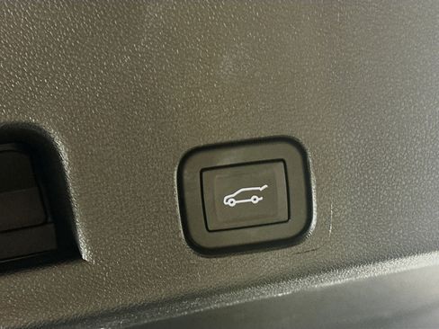 Used 2025 Chevrolet Traverse LT image 31